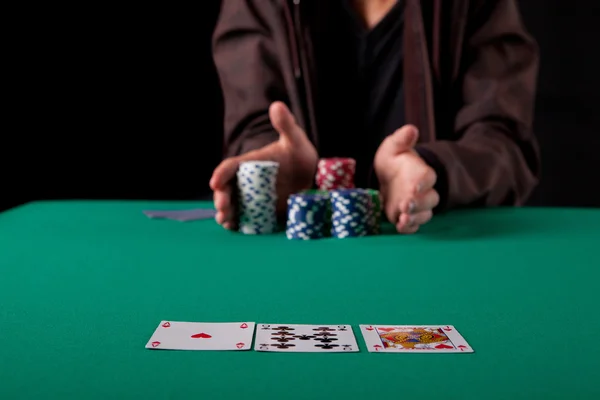 Homme jouant au poker — Photo