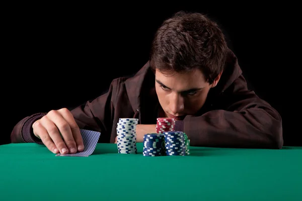 Poker oynayan adam — Stok fotoğraf