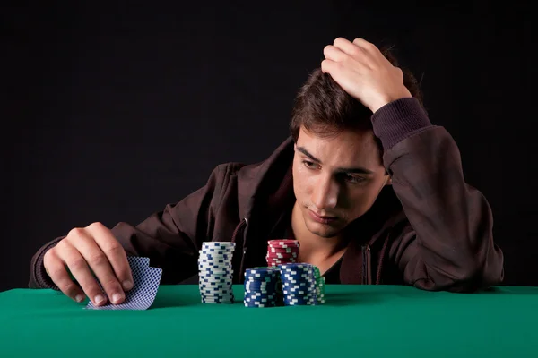 Homme jouant au poker — Photo