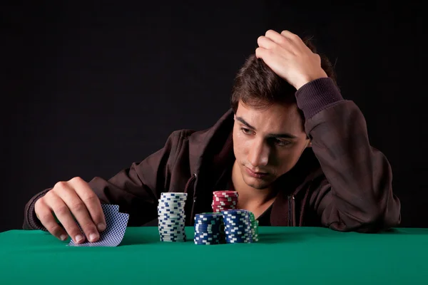 Člověk hraje poker — Stock fotografie