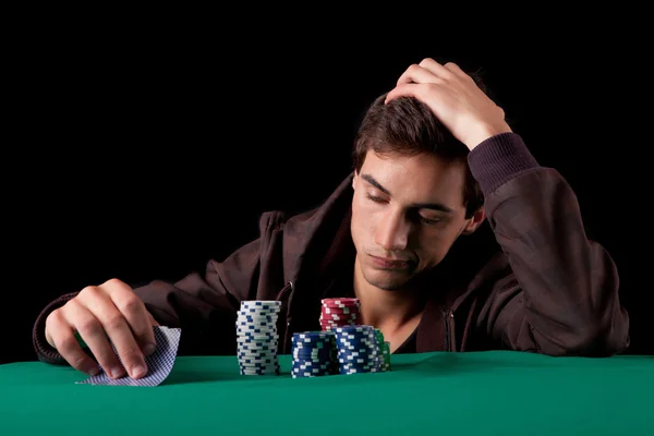 Člověk hraje poker — Stock fotografie