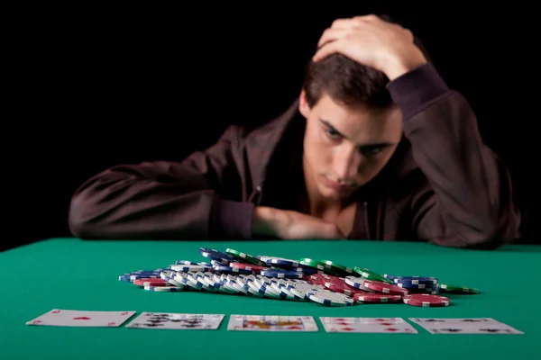 Homem a jogar poker — Fotografia de Stock