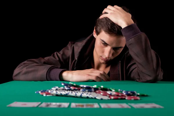 Homme jouant au poker — Photo