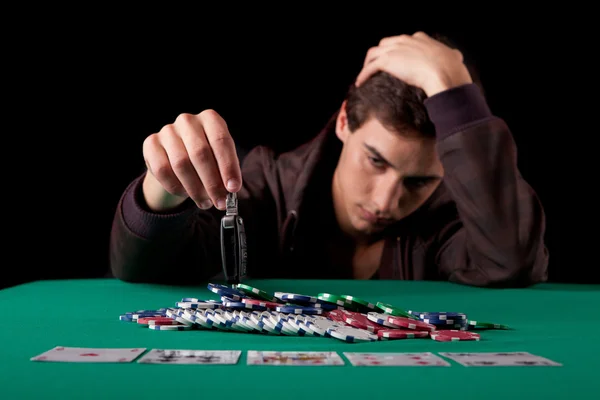 Homem a jogar poker — Fotografia de Stock