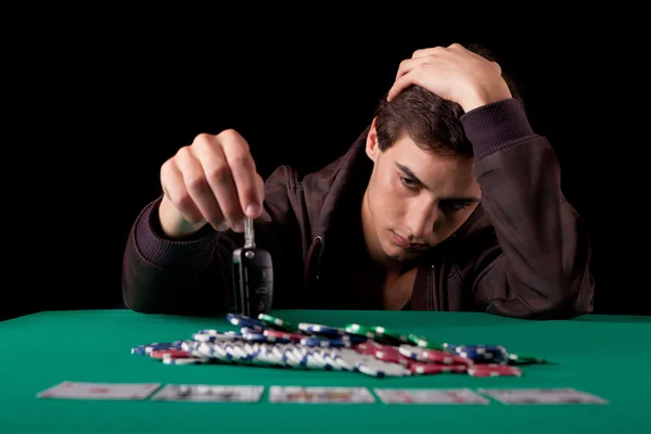 Uomo che gioca a poker — Foto Stock