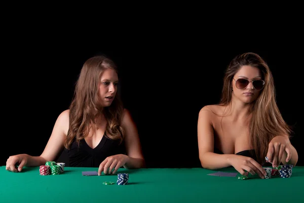 Poker oynayan kadınlar — Stok fotoğraf