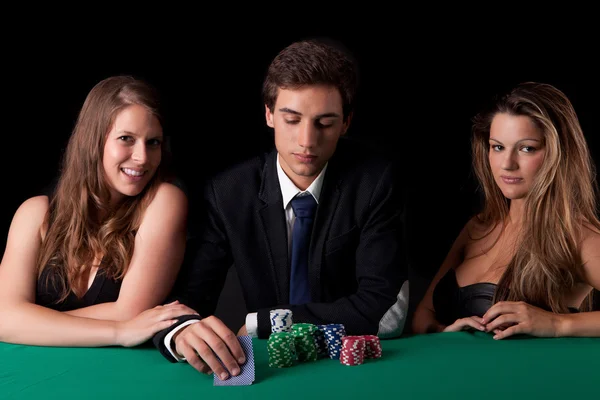 Hombres y mujeres jugando al poker —  Fotos de Stock