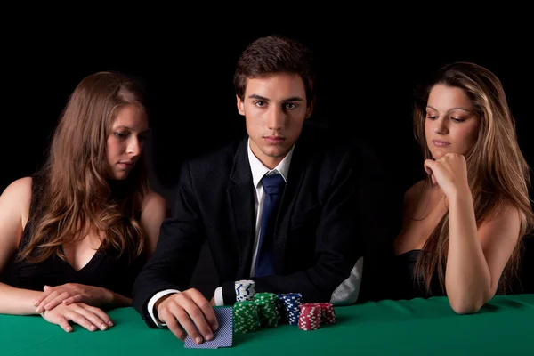 Uomo e donna che giocano a poker — Foto Stock