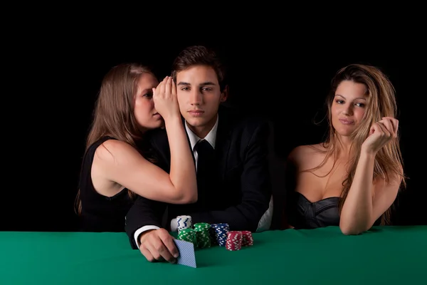 Homem e mulher jogando poker — Fotografia de Stock