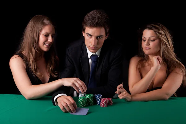 Homem e mulher jogando poker — Fotografia de Stock