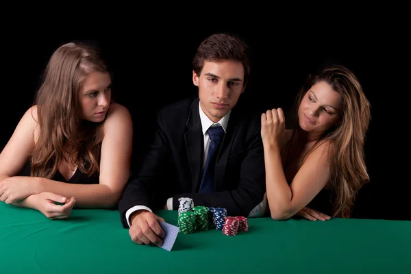 Homem e mulher jogando poker — Fotografia de Stock
