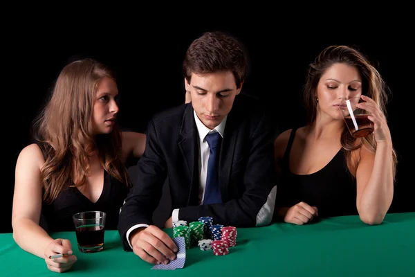 Man spelar poker — Stockfoto