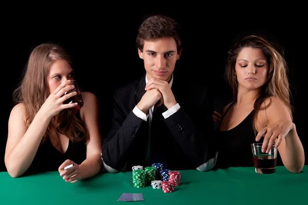 Homme jouant au poker — Photo