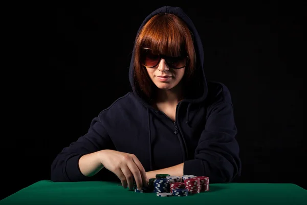 Kvinna som spelar poker — Stockfoto