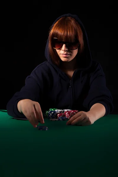 Frau pokert — Stockfoto