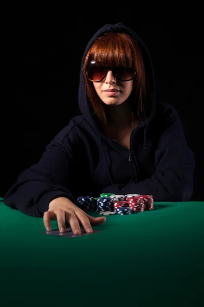 Poker oynayan kadın — Stok fotoğraf