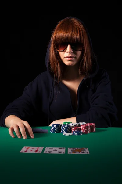 Mulher jogando poker — Fotografia de Stock