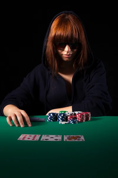 Frau pokert — Stockfoto