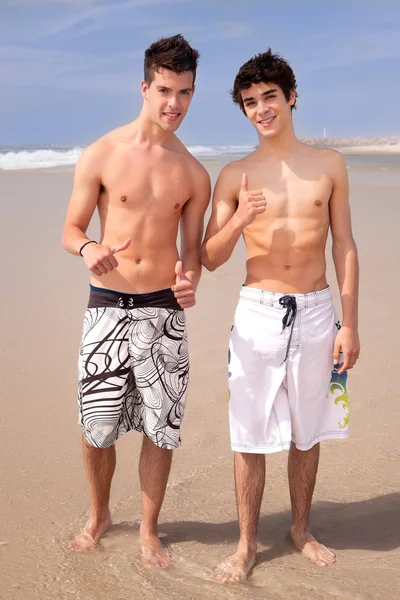 Vrienden in het strand — Stockfoto