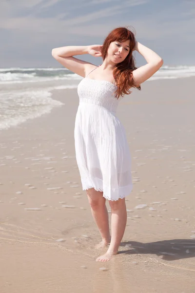 Girl in the beach — Stock Photo, Image
