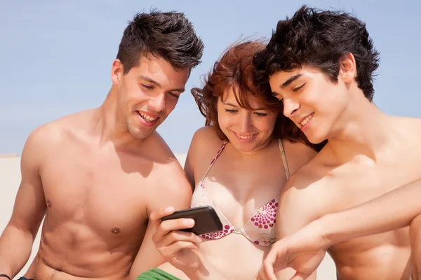 Friends in the beach — Stock Photo, Image