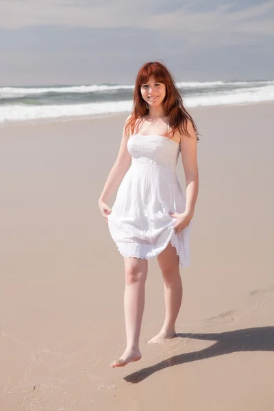 Frau am Strand — Stockfoto