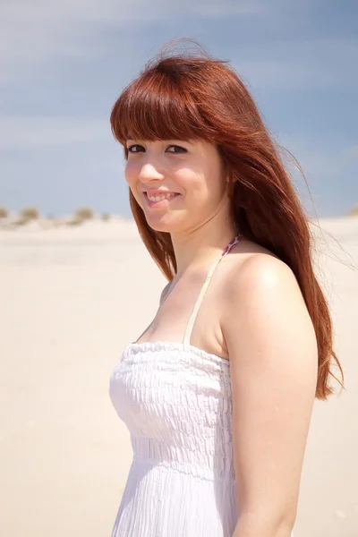 Woman in the beach — Stock Photo, Image