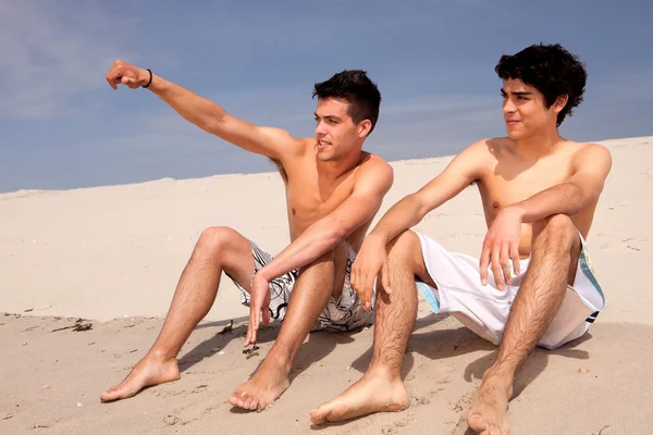 Vrienden in het strand — Stockfoto