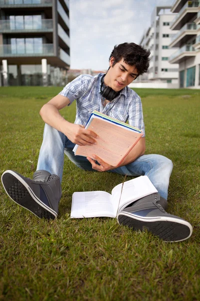 El hombre está estudiando — Foto de Stock