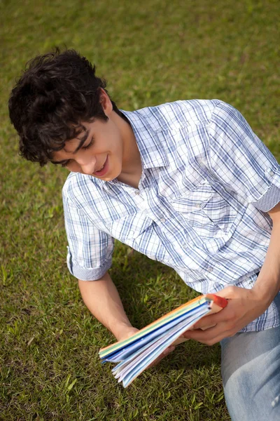 El hombre está estudiando — Foto de Stock