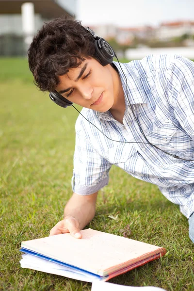 El hombre está estudiando — Foto de Stock