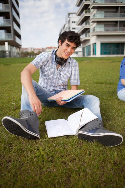 O homem está estudando — Fotografia de Stock