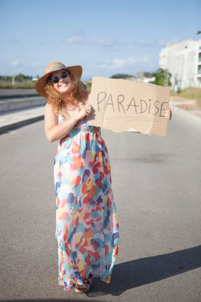 Woman holding card — Stock Photo, Image