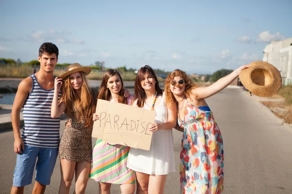 Amigos sosteniendo una tarjeta — Foto de Stock