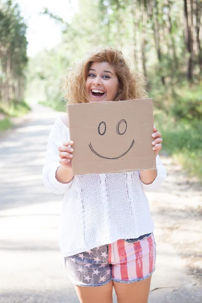 Woman holding card — Stock Photo, Image