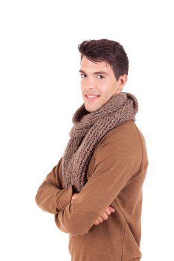 mutlu genç bir çocuk stüdyo resmi kış için giyinmiş