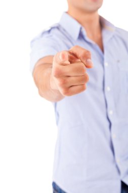 yakışıklı bir genç adam ileriye dönük stüdyo çekim