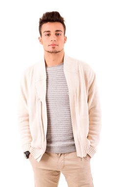 Genç yakışıklı adam poz veriyor.