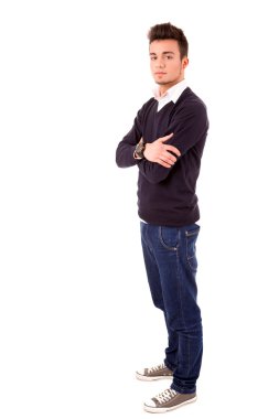 Genç yakışıklı adam poz veriyor.