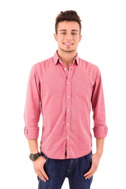 Genç yakışıklı adam poz veriyor.