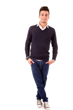 Genç yakışıklı adam poz veriyor.