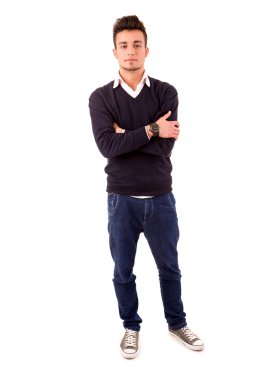 Genç yakışıklı adam poz veriyor.