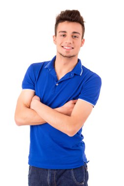 Genç yakışıklı adam poz veriyor.