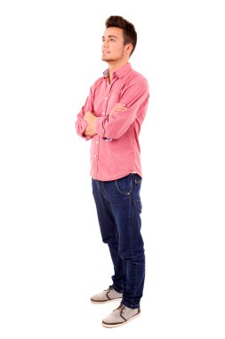 Genç yakışıklı adam poz veriyor.
