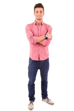 Genç yakışıklı adam poz veriyor.