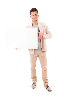 Beyaz kart tutan genç bir casual adam