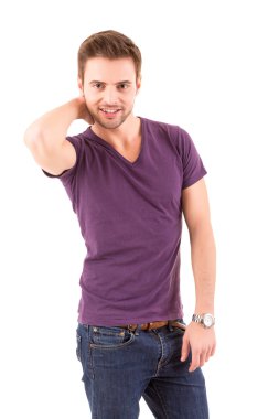 Genç yakışıklı adam poz veriyor.