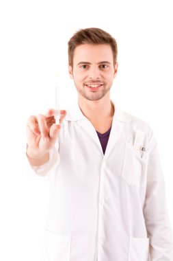 genç ve yakışıklı doktor bir şırınga tutarak