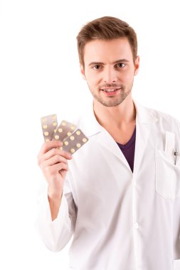 Biraz hap tutan genç bir doktor