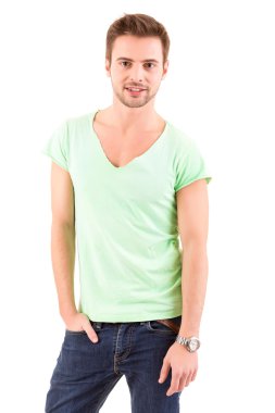 Genç yakışıklı adam poz veriyor.